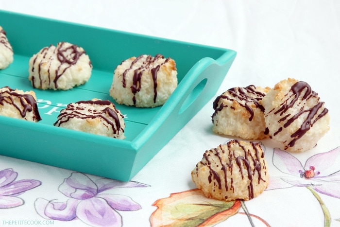 Crunchy on the outside and soft and chewy within, a good coconut macaroon is impossible to resist. Plus, these easy Coconut Macaroons only take 20 min to make! Recipe from www.thepetitecook.com