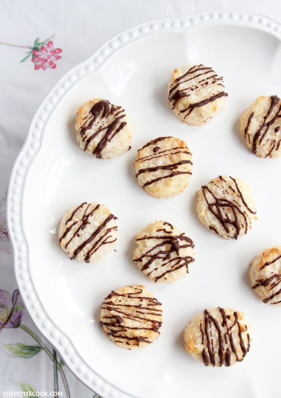Crunchy on the outside and soft and chewy within, a good coconut macaroon is impossible to resist. Plus, these easy Coconut Macaroons only take 20 min to make! Recipe from www.thepetitecook.com