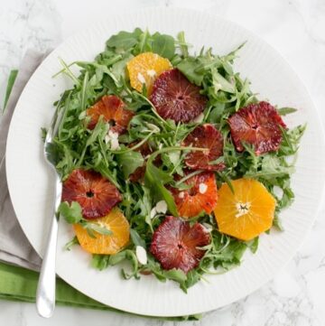 Brighten up your day with this gorgeous Blood Orange and Rocket Salad - Simple, vegan, gluten-free, packed with vibrant colors and so refreshing! Recipe by www.thepetitecook.com