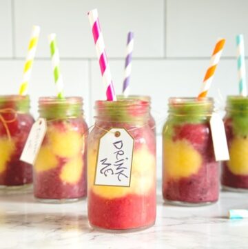 This vibrant #vegan Wonderland Smoothie is packed with vitamins and healthy goodness - A fun colourful addition to any Alice in Wonderland themed party. Recipe from www.thepetitecook.com