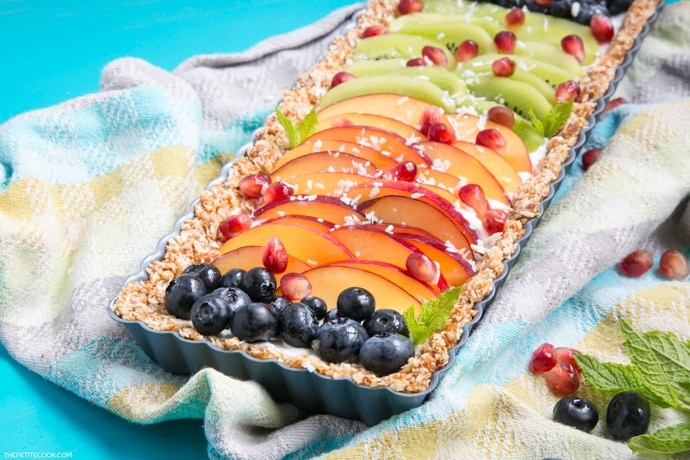 This No-Bake Yogurt Fruit Tart is a healthy protein-packed and gluten-free dessert ready in just 20 min - A refreshing and colorful treat to enjoy on hot summer days. Easy to customize and can be easily made #vegan and #dairyfree! Recipe from www.thepetitecook.com