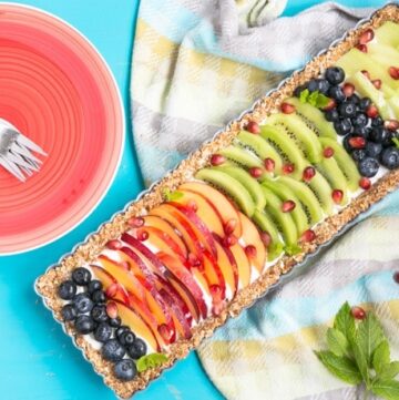 This No-Bake Yogurt Fruit Tart is a healthy protein-packed and gluten-free dessert ready in just 20 min - A refreshing and colorful treat to enjoy on hot summer days. Plus, it can be easily made #vegan and #dairyfree! Recipe from www.thepetitecook.com