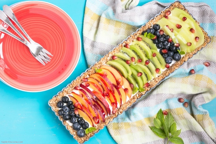This No-Bake Yogurt Fruit Tart is a healthy protein-packed and gluten-free dessert ready in just 20 min - A refreshing and colorful treat to enjoy on hot summer days. Plus, it can be easily made #vegan and #dairyfree! Recipe from www.thepetitecook.com
