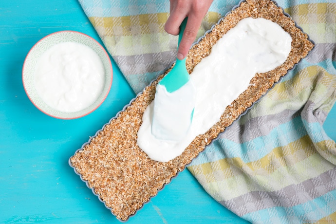 This No-Bake Yogurt Fruit Tart is a healthy protein-packed and gluten-free dessert ready in just 20 min - A refreshing and colorful treat to enjoy on hot summer days. Easy to customize and can be easily made #vegan and #dairyfree! Recipe from www.thepetitecook.com