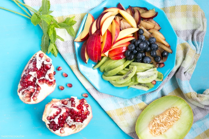 This No-Bake Yogurt Fruit Tart is a healthy protein-packed and gluten-free dessert ready in just 20 min - A refreshing and colorful treat to enjoy on hot summer days. Easy to customize and can be easily made #vegan and #dairyfree! Recipe from www.thepetitecook.com