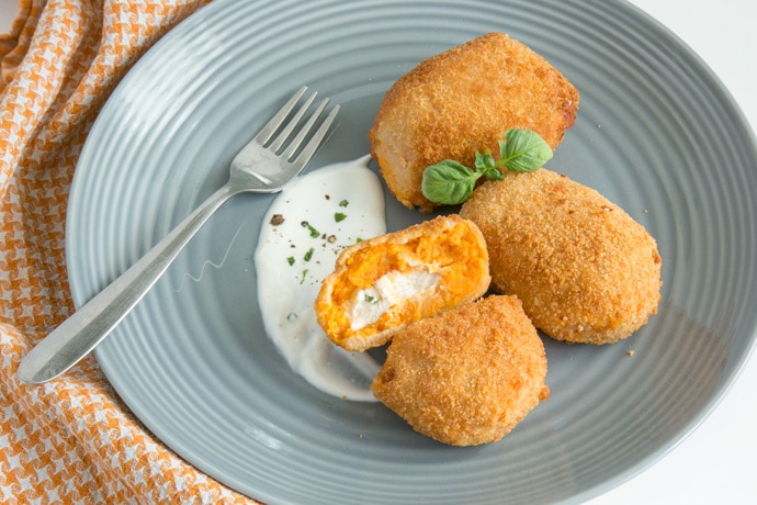 These Easy Sweet Potato Croquettes have a cheesy refreshing ricotta filling and make a great vegetarian finger food for entertaining. Ready in less than 30 min, they're just the perfect way to use up any leftover sweet potatoes! Recipe from www.thepetitecook.com