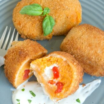 These Easy Sweet Potato Croquettes have a cheesy refreshing ricotta filling and make a great vegetarian finger food for entertaining. Ready in less than 30 min, they're just the perfect way to use up any leftover sweet potatoes! Recipe from www.thepetitecook.com