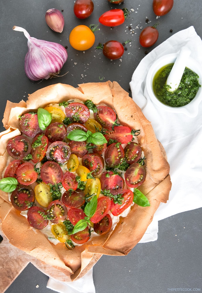 A light and colorful Heritage Tomato Phyllo Tart packed with vibrant summer flavors – Ready in just 20 min, it makes a showstopping vegetarian starter or main to share at outdoor events. Recipe from www.thepetitecook.com