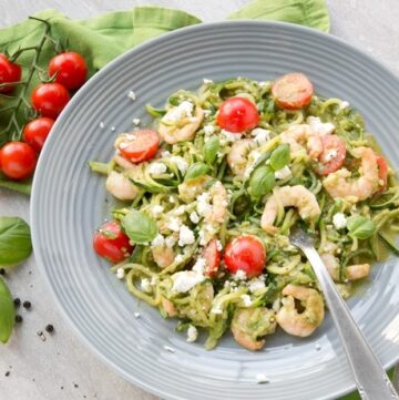 A new twist on a classic summer Italian dish without all the carbs - These Pesto Zucchini Noodles With Shrimps have the same flavors, same tastiness but totally gluten-free and so much healthier and lighter! Recipe from www.thepetitecook.com