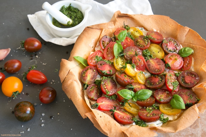 A light and colorful Heritage Tomato Phyllo Tart packed with vibrant summer flavors – Ready in just 20 min, it makes a showstopping vegetarian starter or main to share at outdoor events. Recipe from www.thepetitecook.com