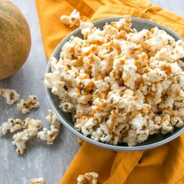 Salty, sweet, lightly spiced and crunchy, this super quick Caramel Pumpkin Spice Popcorn is sure to become your new favorite movie buddy! Recipe from www.thepetitecook.com