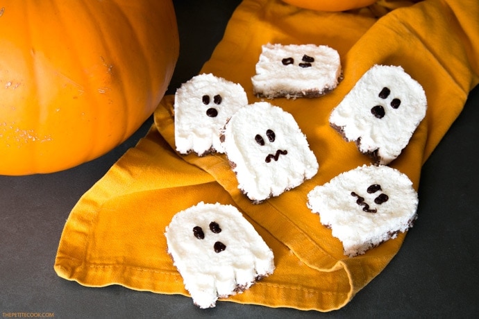 Get ready for Halloween with a fun chocolatey healthy treat - These easy Ghost Vegan Bounty Bars are ready in less than 30 min and only require 4 basic ingredients. Plus they're dairy-free and gluten-free! Recipe from www.thepetitecook.com