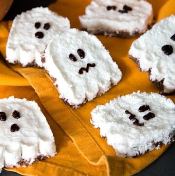 Get ready for Halloween with a fun chocolatey healthy treat - These easy Ghost Vegan Bounty Bars are ready in less than 30 min and only require 4 basic ingredients. Plus they're dairy-free and gluten-free! Recipe from www.thepetitecook.com