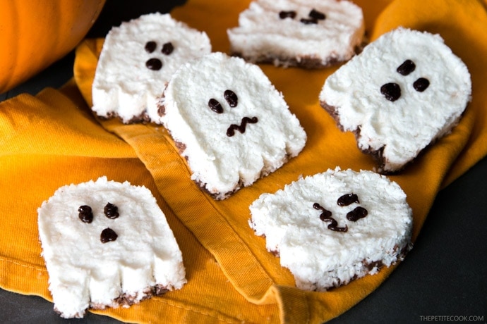 Get ready for Halloween with a fun chocolatey healthy treat - These easy Ghost Vegan Bounty Bars are ready in less than 30 min and only require 4 basic ingredients. Plus they're dairy-free and gluten-free! Recipe from www.thepetitecook.com