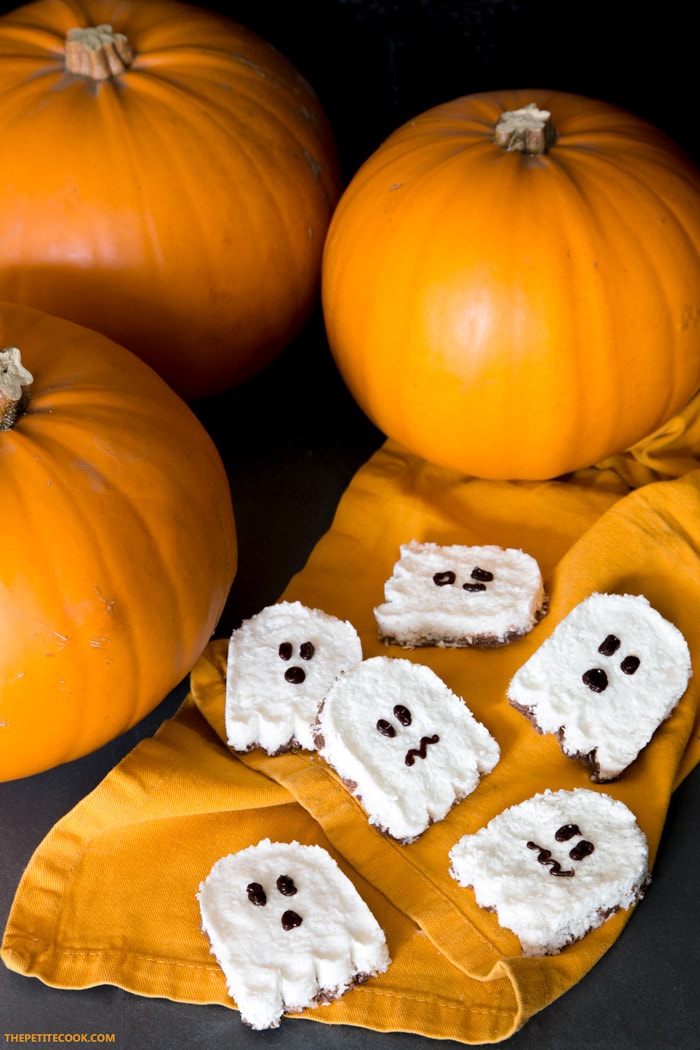 Get ready for Halloween with a fun chocolatey healthy treat - These easy Ghost Vegan Bounty Bars are ready in less than 30 min and only require 4 basic ingredients. Plus they're dairy-free and gluten-free! Recipe from www.thepetitecook.com