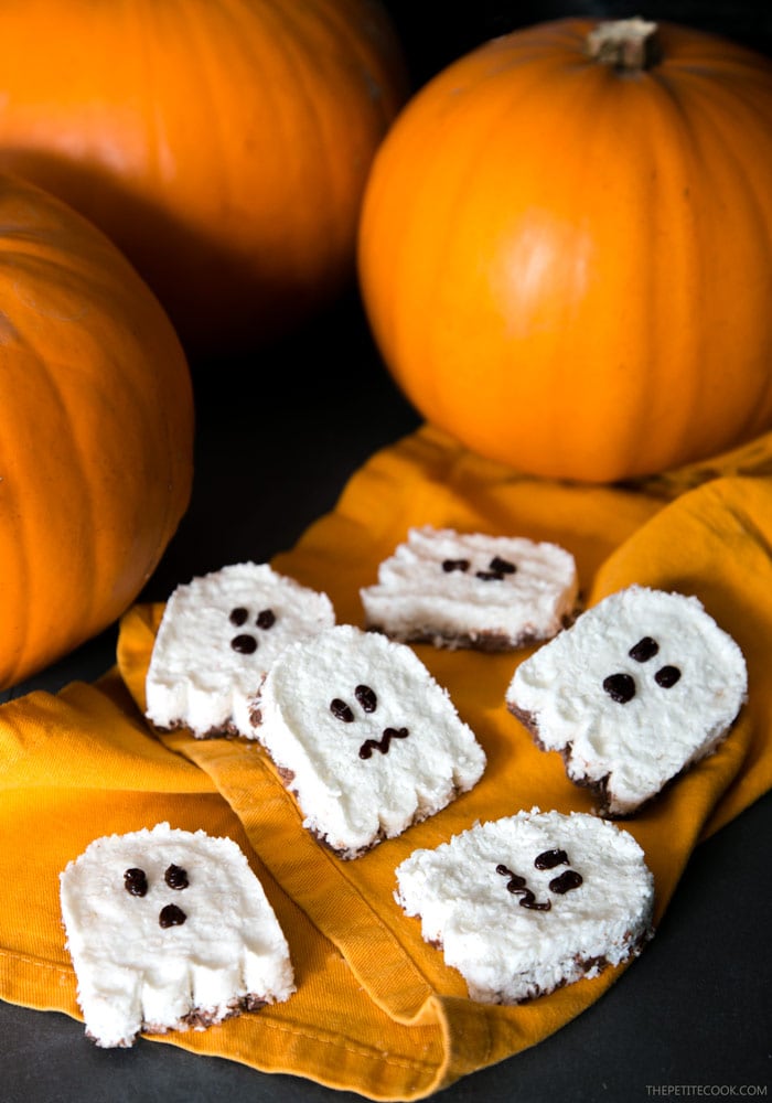 Get ready for Halloween with a fun chocolatey healthy treat - These easy Ghost Vegan Bounty Bars are ready in less than 30 min and only require 4 basic ingredients. Plus they're dairy-free and gluten-free! Recipe from www.thepetitecook.com