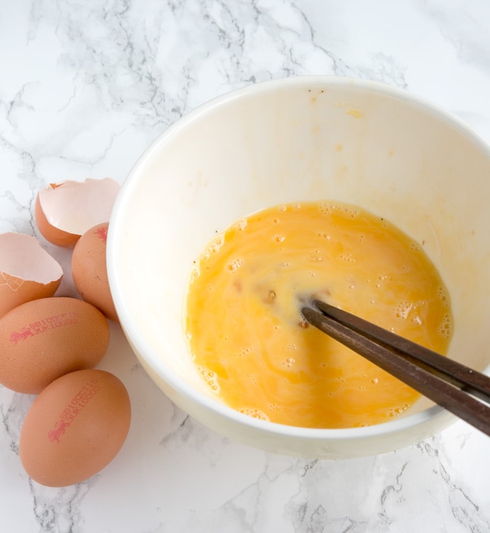  A basic 4-ingredient version of the traditional Japanese omelette - This easy Tamagoyaki makes a great protein-packed snack on the go in just 15 min. Recipe from www.thepetitecook.com