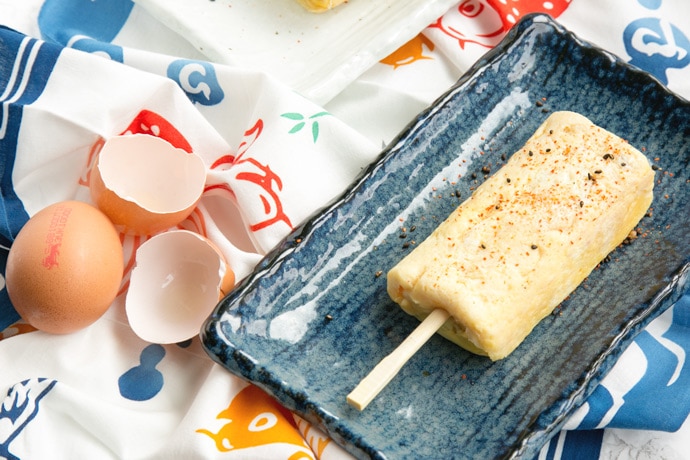  A basic 4-ingredient version of the traditional Japanese omelette - This easy Tamagoyaki makes a great protein-packed snack on the go in just 15 min. Recipe from www.thepetitecook.com