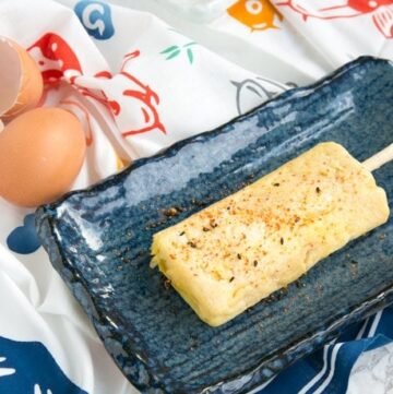 A basic 4-ingredient version of the traditional Japanese omelette - This easy Tamagoyaki makes a great protein-packed snack on the go in just 15 min. Recipe from www.thepetitecook.com
