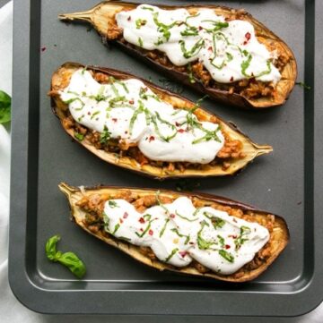 These lighten-up easy Moussaka Stuffed Eggplants bring a traditional Greek recipe to a whole new level - Easy to make, gluten-free and ready in just 30 min. Recipe by The Petite Cook www.thepetitecook.com