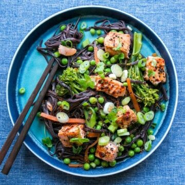 Ready in 20 min Thai Sweet Chili Salmon Soba noodles. Packed with healthy proteins, fats and fiber and completely dairy-free, egg-free and gluten-free. Recipe by The Petite Cook - www.thepetitecook.com