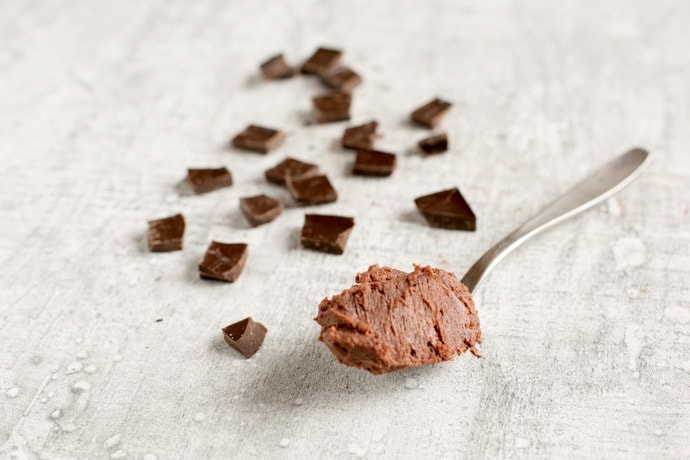 How To Make The Best Chocolate Frosting - All you need is 4 simple ingredients and it's ready in just 10 mins! Recipe from The Petite Cook