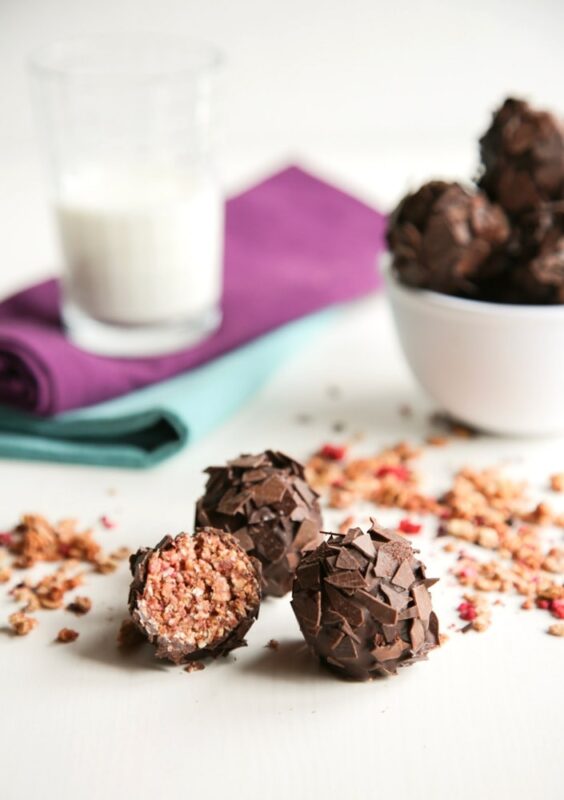These 3-Ingredient Granola & Chocolate Energy Balls are perfect for busy mornings - Get all the taste of a breakfast cereal bowl packed in a decadent, gluten-free no-bake energy ball! Recipe by The Petite Cook - www.thepetitecook.com