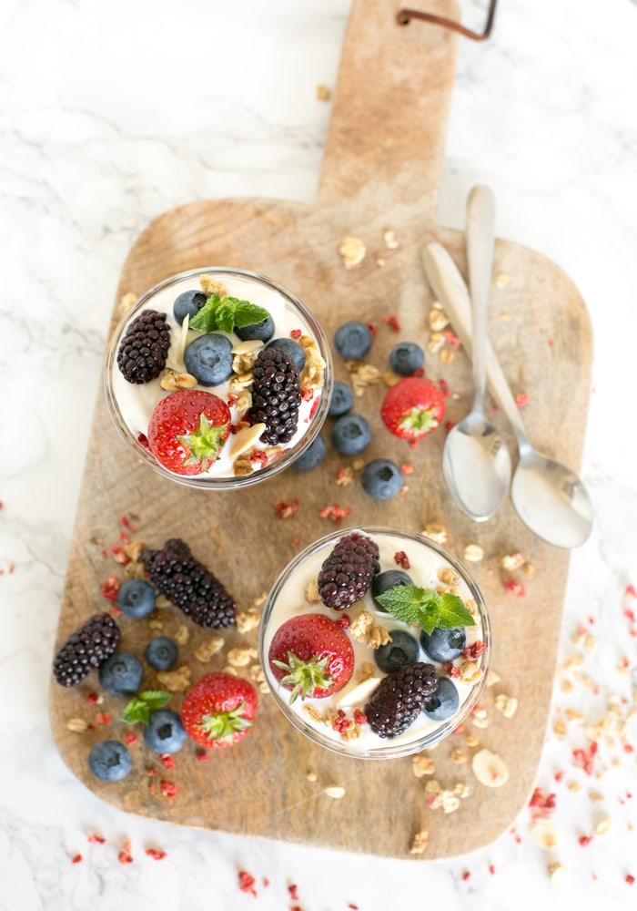 There's everything to love about this Berry Cheesecake Parfait! It's crunchy, creamy, refreshing and loaded with summer berries. Plus, it's ready in just 15 min, and awesomely gluten-free! Recipe from The Petite Cook