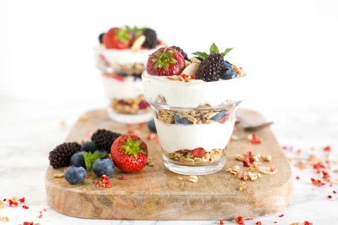 There's everything to love about this Berry Cheesecake Parfait! It's crunchy, creamy, refreshing and loaded with summer berries. Plus, it's ready in just 15 min, and awesomely gluten-free! Recipe from The Petite Cook