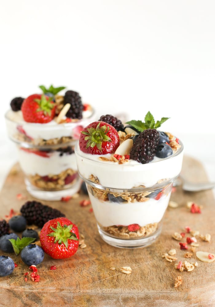 There's everything to love about this Berry Cheesecake Parfait! It's crunchy, creamy, refreshing and loaded with summer berries. Plus, it's ready in just 15 min, and awesomely gluten-free! Recipe from The Petite Cook