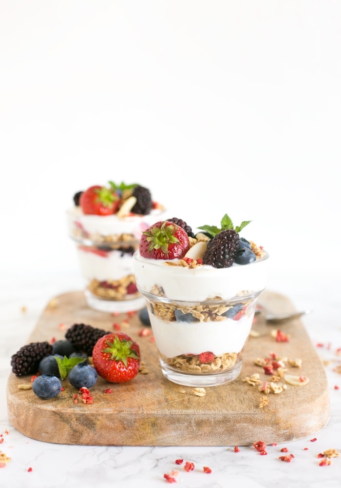 There's everything to love about this Berry Cheesecake Parfait! It's crunchy, creamy, refreshing and loaded with summer berries. Plus, it's ready in just 15 min, and awesomely gluten-free! Recipe from The Petite Cook