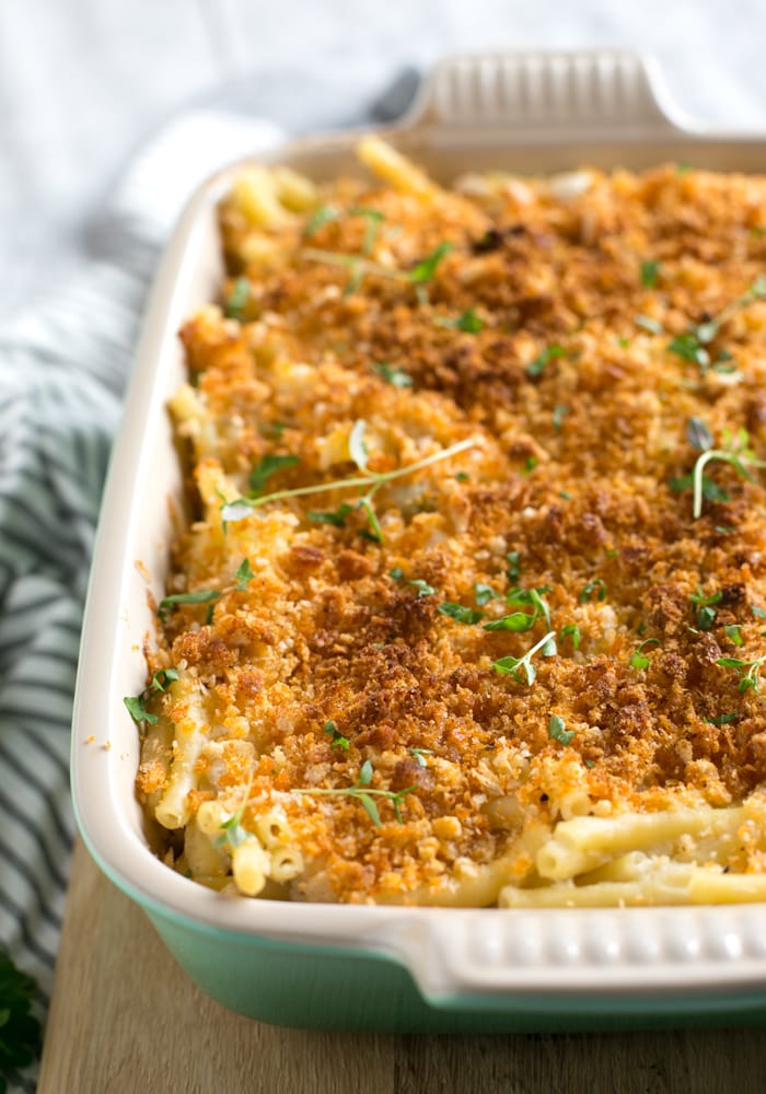 This comforting Cauliflower Mac and Cheese has all the flavour of the classic version, but it's awesomely cheese-free, lighter and packed with extra veggie goodness! Recipe by The Petite Cook