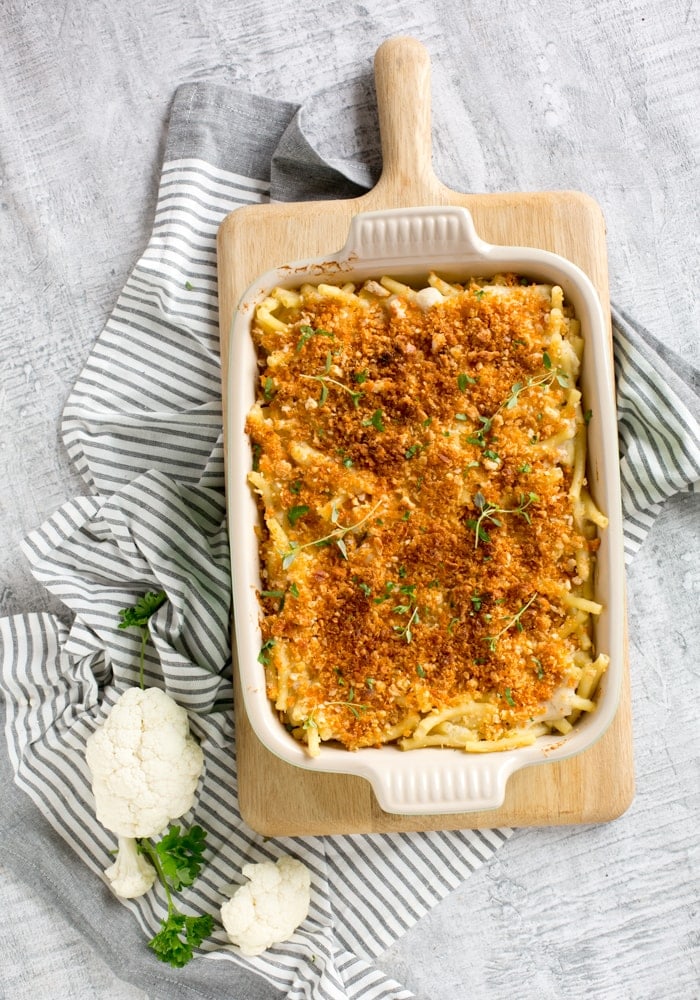 This comforting Cauliflower Mac and Cheese has all the flavour of the classic version, but it's awesomely cheese-free, lighter and packed with extra veggie goodness! Recipe by The Petite Cook