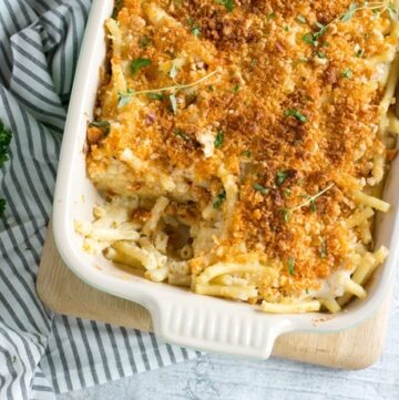 This comforting Cauliflower Mac and Cheese has all the flavour of the classic version, but it's awesomely cheese-free, lighter and packed with extra veggie goodness! Recipe by The Petite Cook