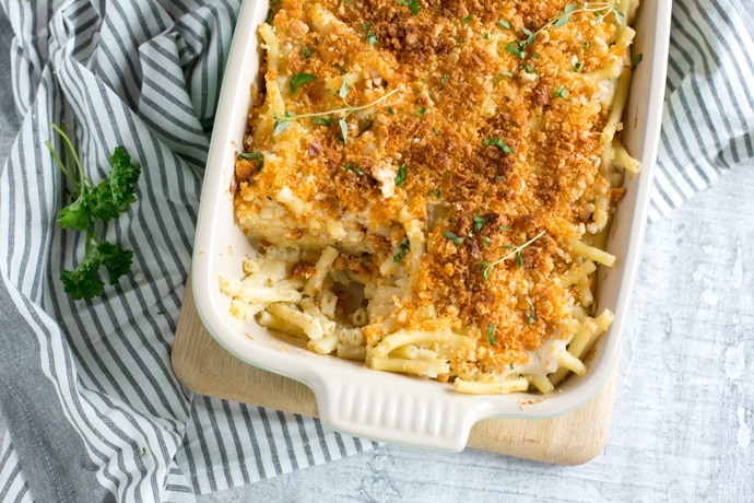 This comforting Cauliflower Mac and Cheese has all the flavour of the classic version, but it's awesomely cheese-free, lighter and packed with extra veggie goodness! Recipe by The Petite Cook