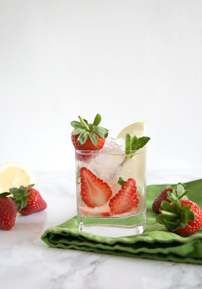 Fizzy, boozy and refreshing, this Strawberry Gin Fizz has it all! Ready in no time with simple ingredients, it's the perfect drink to enjoy all summer long! Recipe from The Petite Cook