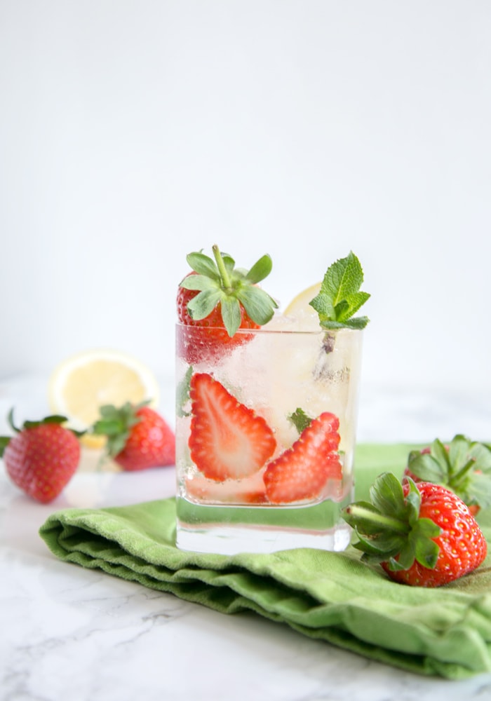 Fizzy, boozy and refreshing, this Strawberry Gin Fizz has it all! Ready in no time with simple ingredients, it's the perfect drink to enjoy all summer long! Recipe from The Petite Cook