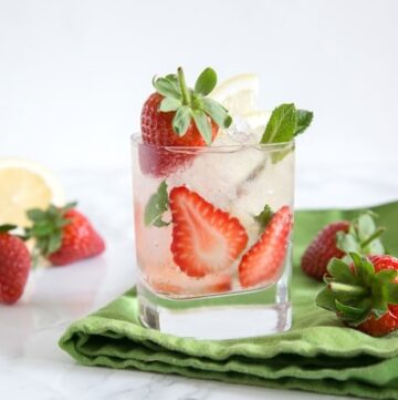 Fizzy, boozy and refreshing, this Strawberry Gin Fizz has it all! Ready in no time with simple ingredients, it's the perfect drink to enjoy all summer long! Recipe from The Petite Cook