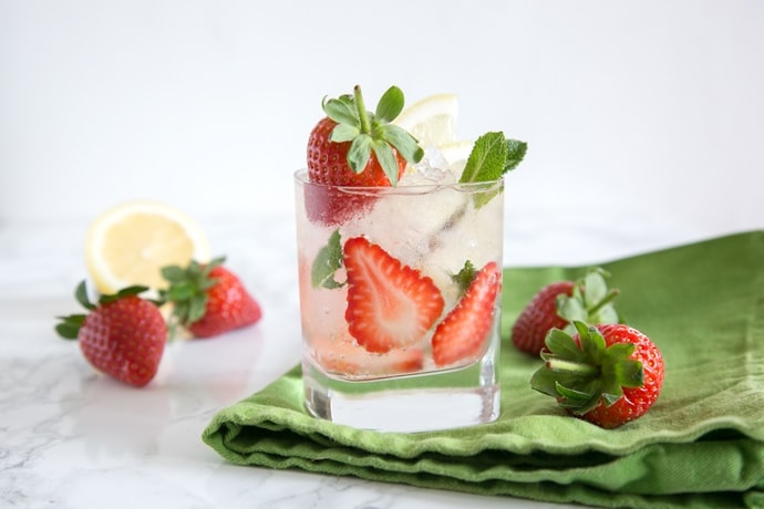Fizzy, boozy and refreshing, this Strawberry Gin Fizz has it all! Ready in no time with simple ingredients, it's the perfect drink to enjoy all summer long! Recipe from The Petite Cook