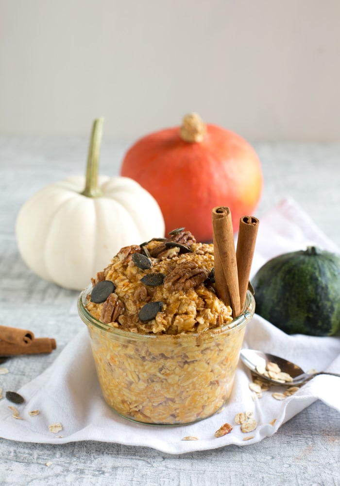 This #glutenfree Pumpkin Pie Overnight Oats is like having dessert for breakfast! Creamy oats, crunchy pecan nuts, and packed with pumpkin pie flavors, make this the perfect fall morning treat! Recipe by The Petite Cook