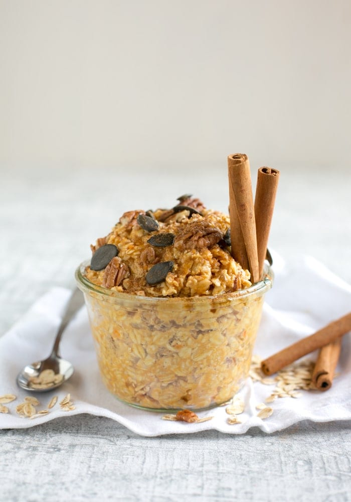 This #glutenfree Pumpkin Pie Overnight Oats is like having dessert for breakfast! Creamy oats, crunchy pecan nuts, and packed with pumpkin pie flavors, make this the perfect fall morning treat! Recipe by The Petite Cook