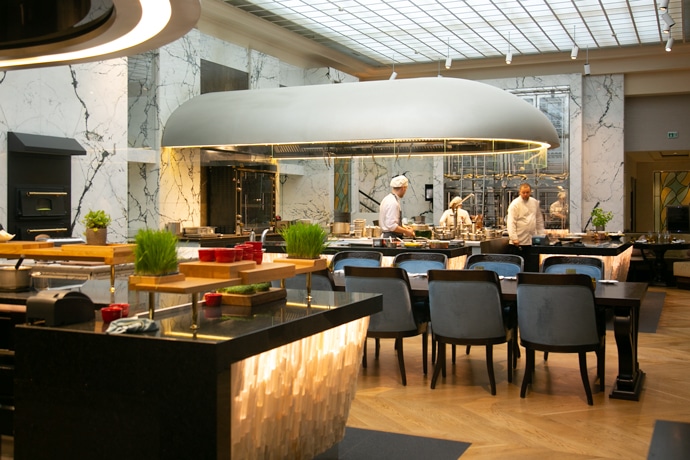 the bank brasserie open kitchen at park hyatt vienna