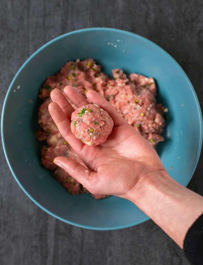 recipe step 2: all the ingredients are mixed, make golf-sized meatballs with the help of your hands as showed in the picture