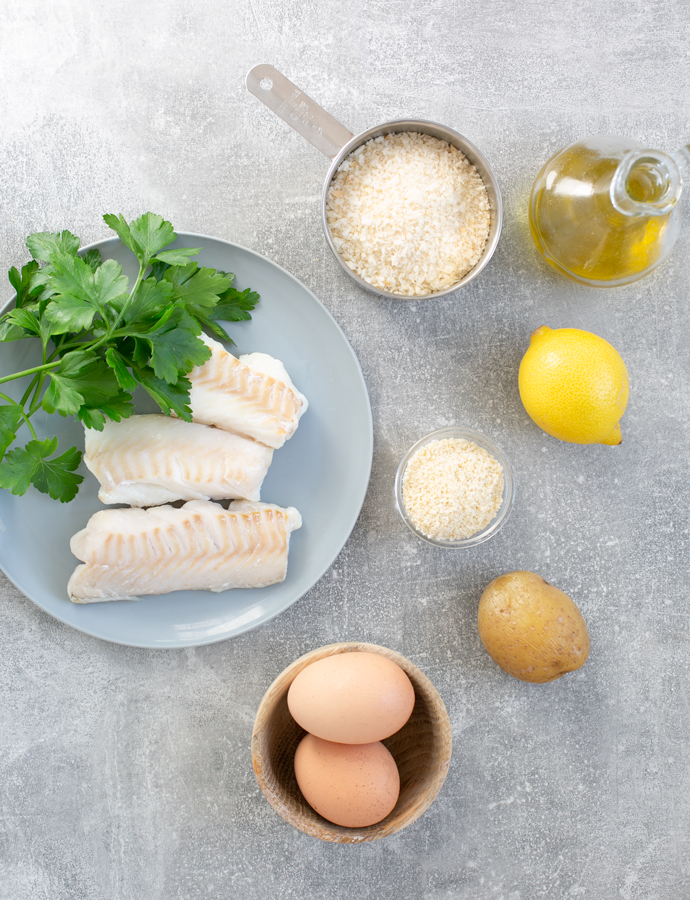recipe ingredients: panko breadcrumbs, olive oil, lemon, almond flour, steamed potato, eggs, steamed fish fillets and parsley