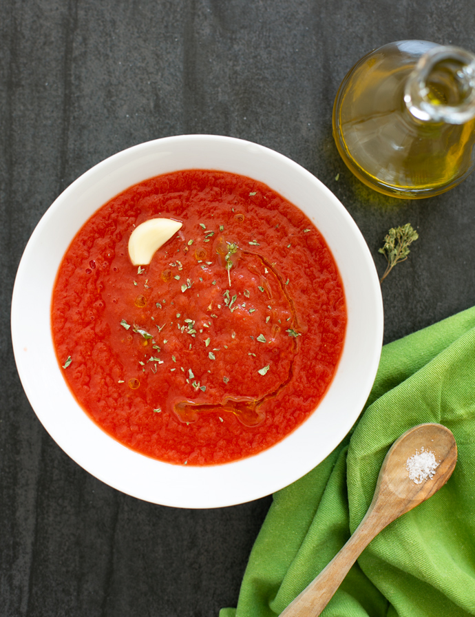 marinara sauce for pizza, with oregano, olive oil and garlic.