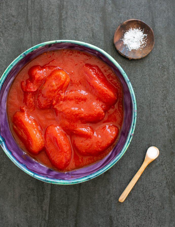 Neapolitan pizza sauce ingredients: san marzano canned tomatoes, baking soda, sea salt.