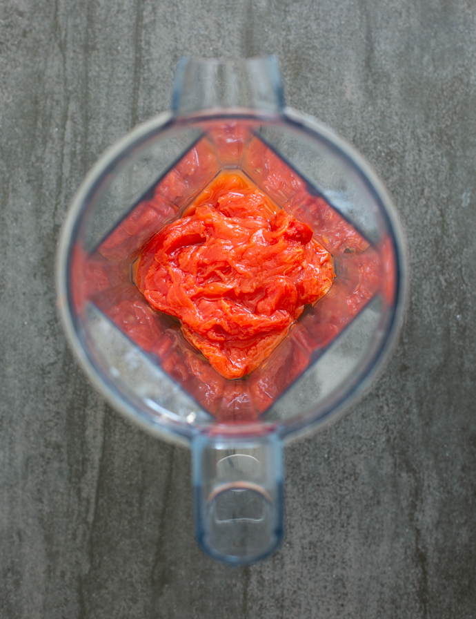 How to make Neapolitan pizza sauce step 1: canned tomatoes blended in a blender.
