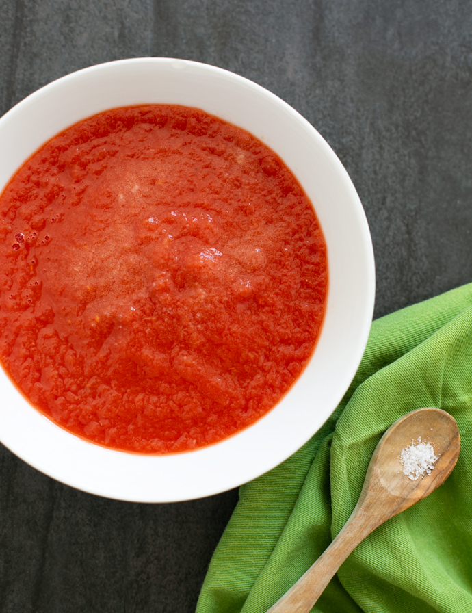 Neapolitan pizza sauce step 2: season the pizza sauce with salt and baking soda.