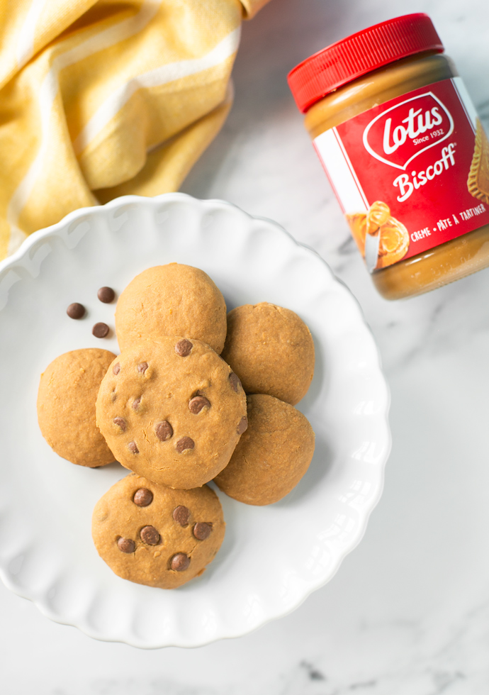 2-Ingredient Biscoff cookies with and wihout chocolate chips served on a plate.