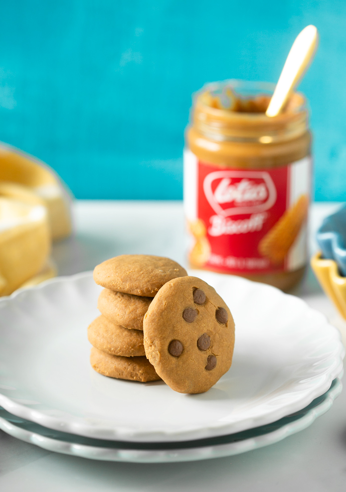 2-ingredient Biscoff cookies with and wihout chocolate chips served on a plate.